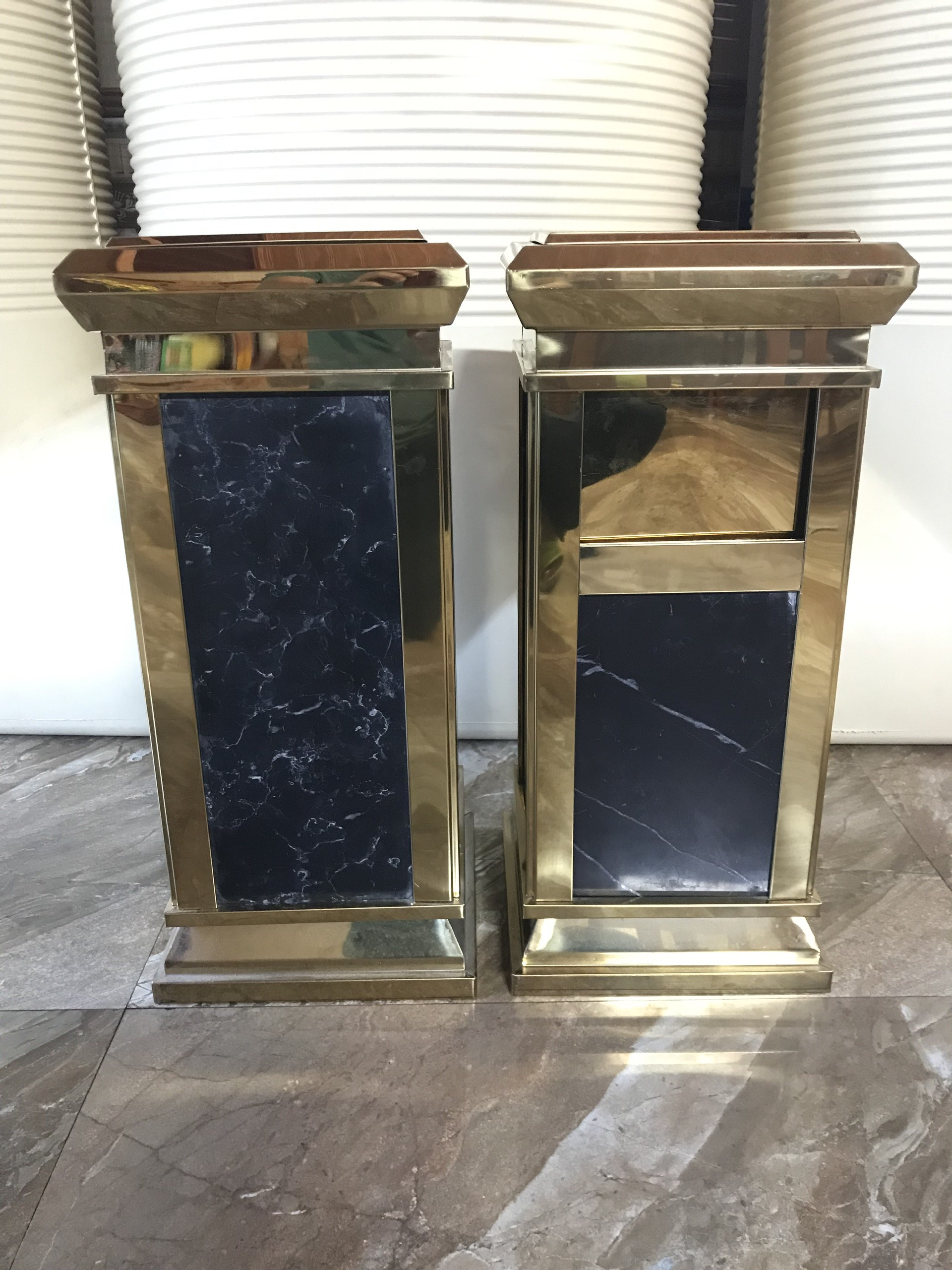 Thùng rác đá hoa cương có cửa ngang